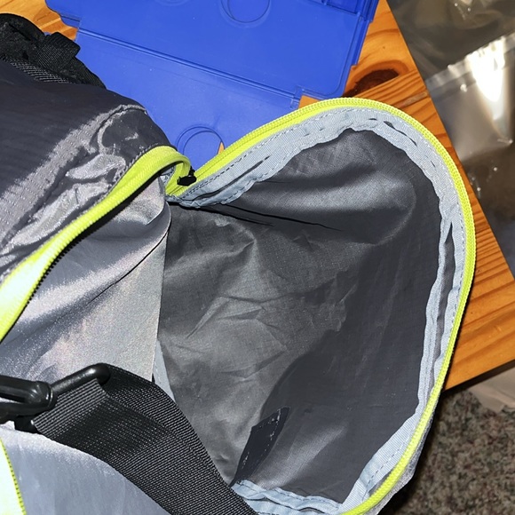 Eddie Bauer gym bag like new - Picture 4 of 7